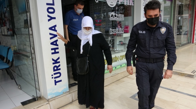 Gözlüğü kırılan yaşlı kadının yardımına polisler koştu