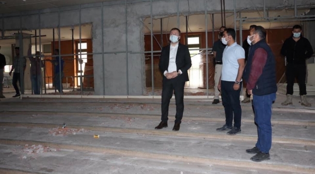 Hizan Kaymakamı Yelek, Kültür Merkezi binasında incelemelerde bulundu