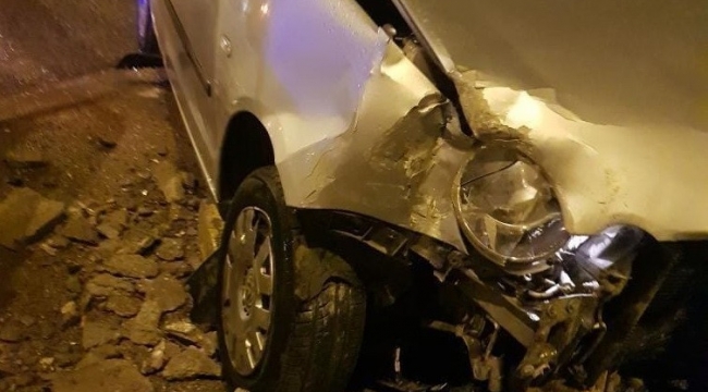 İki otomobil çarpıştı: 2 yaralı