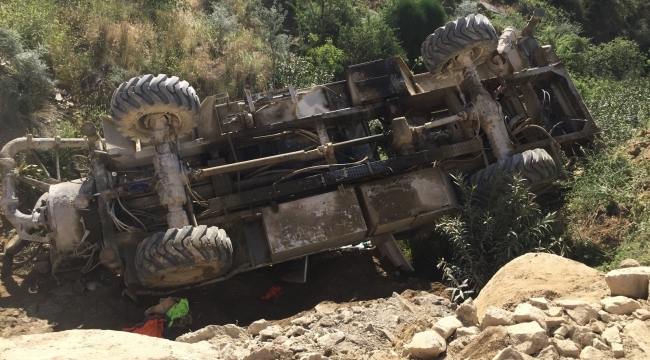İş makinesinin altında kalan işçi yaralandı