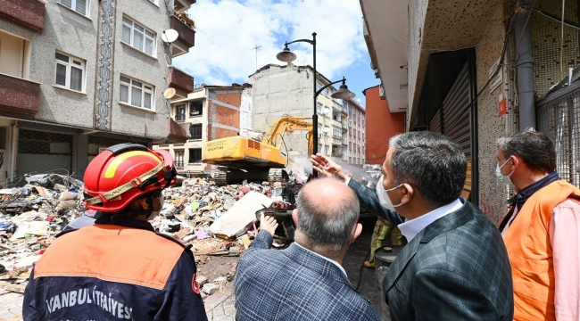 İstanbul Valisi Ali Yerlikaya, çöken 5 katlı binada incelemelerde bulundu