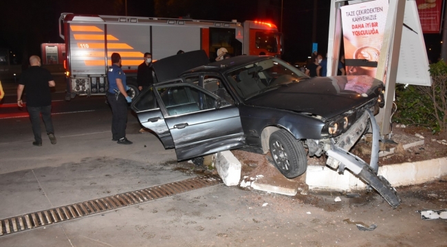 İzmir'de nefes kesen kovalamaca: Polis otosuna çarpıp kazaya sebebiyet veren şüpheli gözaltında