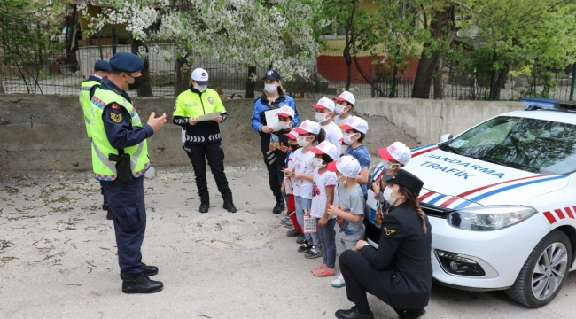 Jandarma ekipleri, EBA üzerinden çocuklara trafik kurallarını anlattı