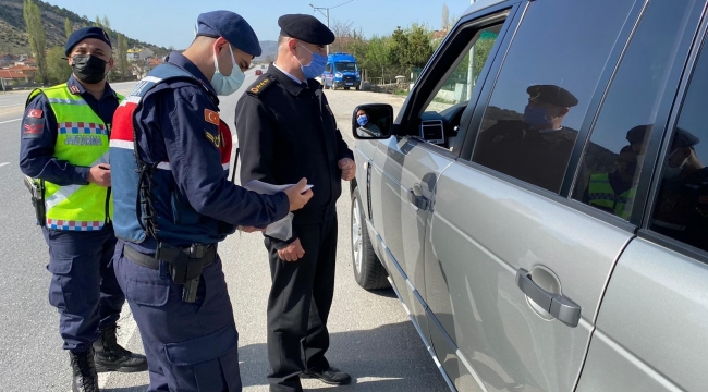 Jandarma ekiplerinden seyahat izin belgesi denetimi