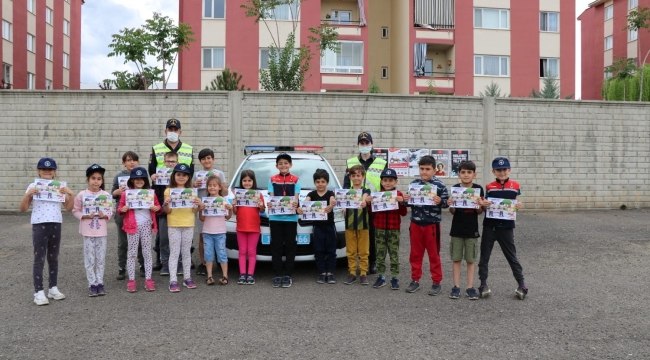 Jandarma sürücüleri bilgilendirdi, çocukları sevindirdi