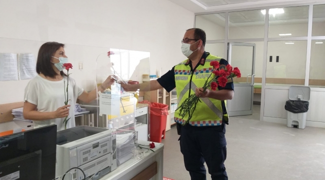 Jandarmadan sağlık çalışanlarına ve vatandaşlara çiçek