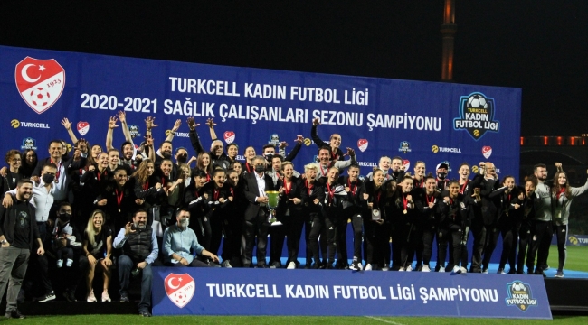 Kadınlar Ligi şampiyonu Beşiktaş kupasını aldı