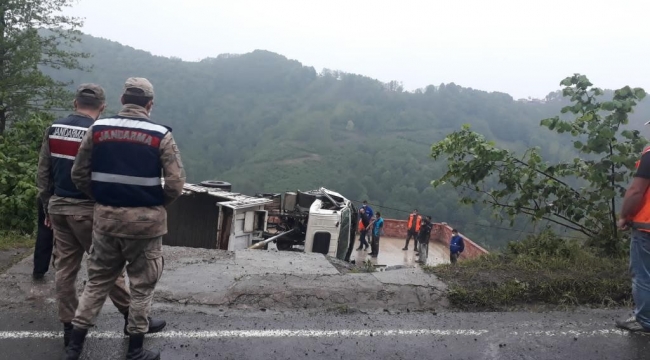 Kamyon evin üstüne düştü: 1 yaralı