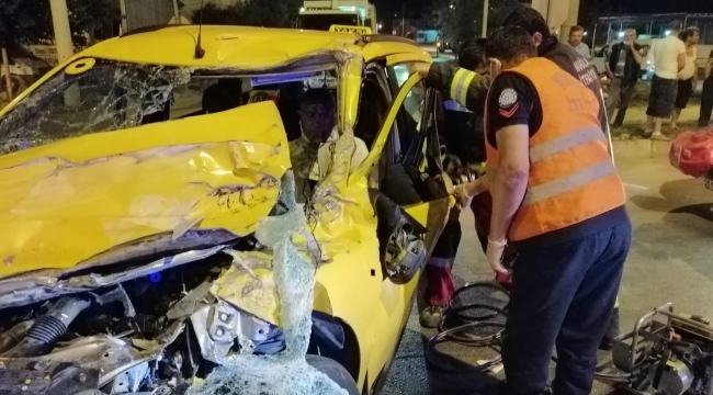 Kamyonete çarptı, araç içerisinde sıkıştı