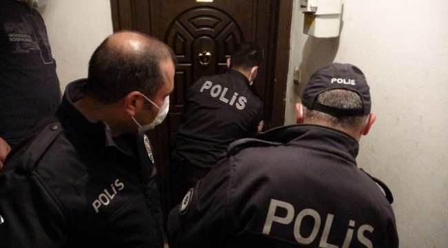 Kapısı kilitli evde ocakta unutulan yemek polisi alarma geçirdi