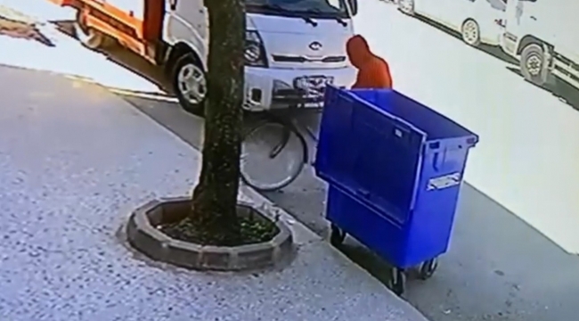 Kapüşonlu bisiklet hırsızı kamerada