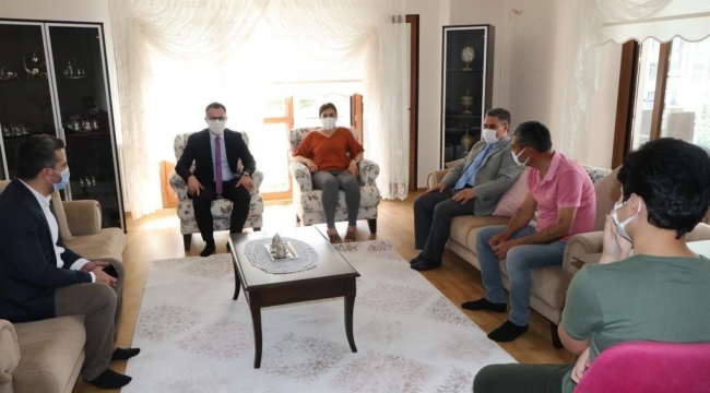 Kaymakam Koç'tan başarılı öğretmene sürpriz ziyaret