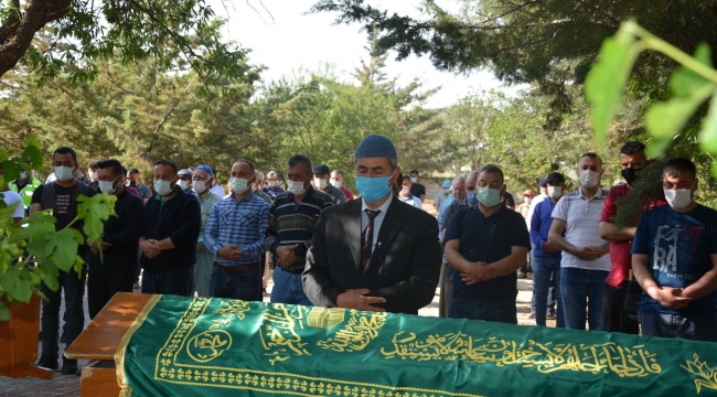 Kazada hayatını kaybeden 2 kişi gözyaşları arasında toprağa verildi