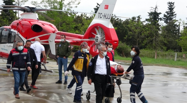 Kazada yaralanan sağlıkçı, ambulans helikopterle hastaneye yetiştirildi
