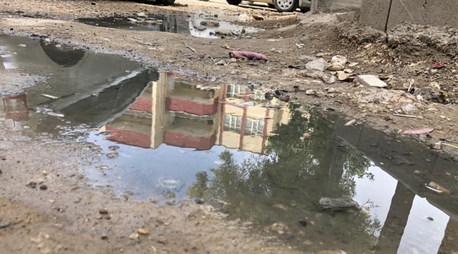 Kızıltepe'de yola akan atık su kötü kokuya sebep oluyor