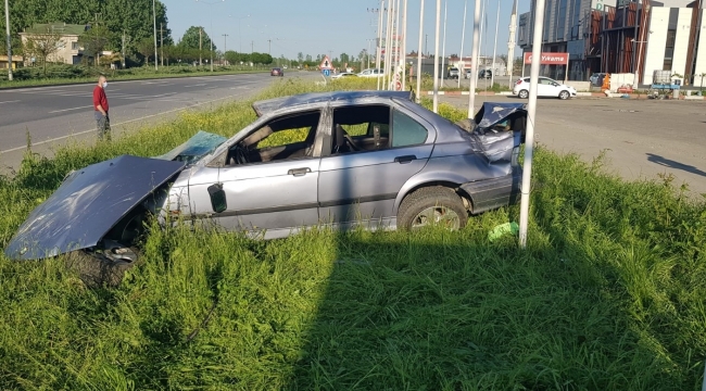 Kontrolden çıkan otomobil karşı şeritteki kamyonete çarptı: 2 yaralı