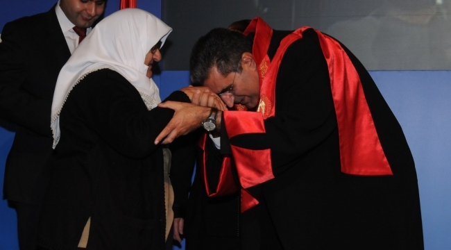Konuk: "Annelerimize en güzel hediye virüsü yenmiş, evlatlarının okuluna, işine gücüne gidebildiği bir Türkiye"