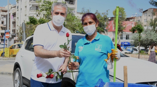 Kuşadası Belediyesi'nden Anneler Günü'nde binlerce kırmızı gül