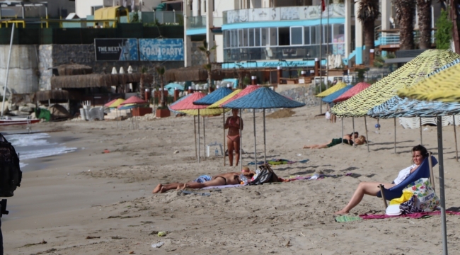 Kuşadası'nda turistler sahile akın etti