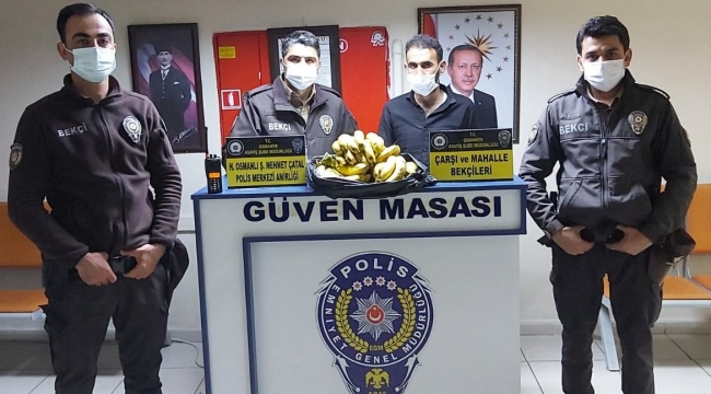 Manavdan muz çalan hırsızlar bekçilerin dikkati sayesinde yakalandı