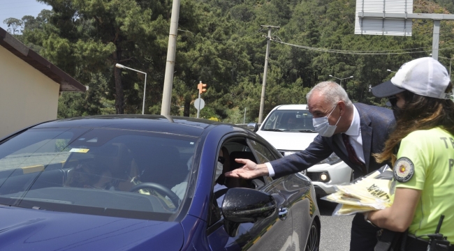 Marmaris Trafik haftasında denetim yapıldı, hediyeler verildi