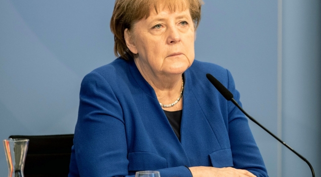 Merkel, Covid-19 aşılarının fikri mülkiyet hakları konusunda Uğur Şahin'le görüştü