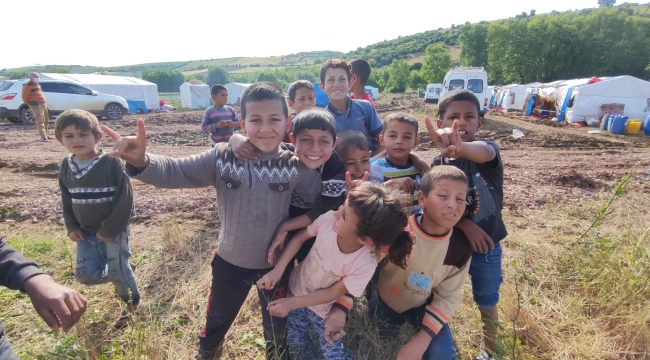 Mevsimlik işçilerin çocuklarının çıplak ayaklı oyun mutluluğu