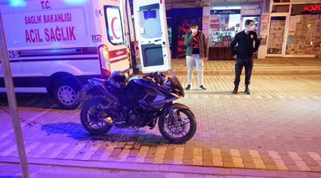 Motosiklet bariyere çarptı, sürücü yaralandı
