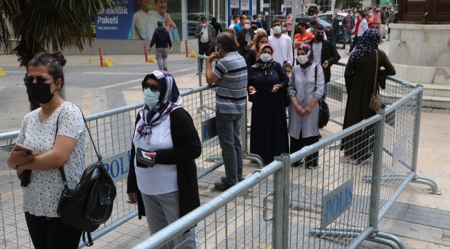 Ne korona ne de kısıtlama kuyruğa engel olamadı
