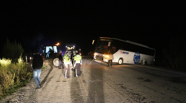 Otobüs önce yanlış yola girdi, sonra yolcuları ile mahsur kaldı