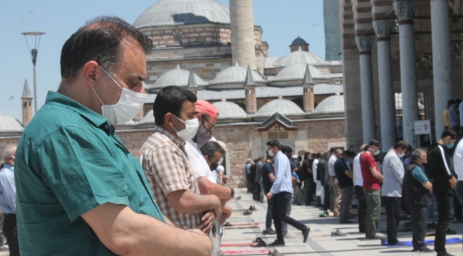 Pandemi gölgesinde Ramazan ayının son cuma namazı kılındı