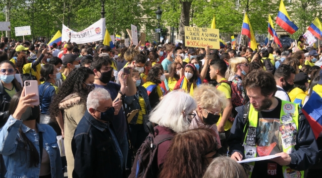 Paris'te Kolombiya'daki vergi reformu protestolarına destek gösterisi