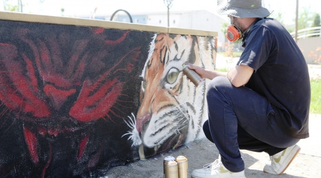 Parklarda grafiti çalışması ilgi çekti