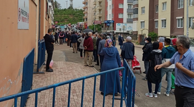 Pazarda yoğunluk yaşanınca vatandaşlar içeri 20'şerli gruplar halinde alındı