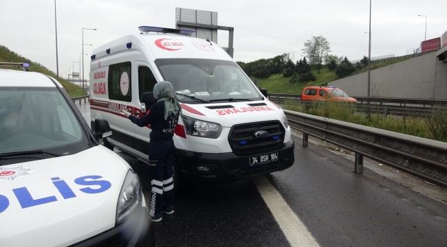 Pendik TEM Otoyolu'ndan otomobil tıra çarptı: 2 yaralı