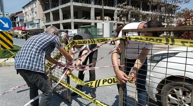 Polis şeritleri kopartılınca yerine demir bariyerler konuldu