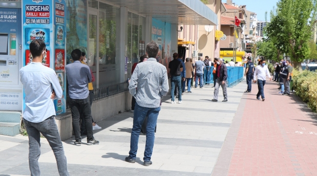 PTT önünde oluşan kuyrukta polisin şefkat eli