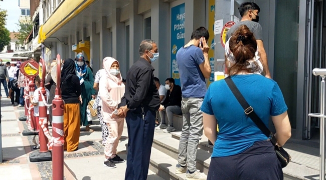 PTT önünde yine aynı manzara
