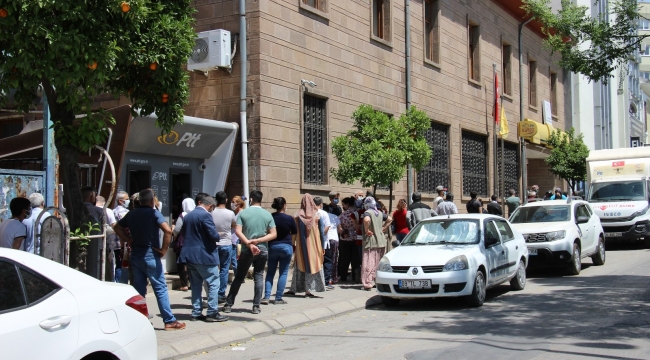 PTT önündeki işlem kuyruğu uzadıkça uzadı, ekipler müdahale etti