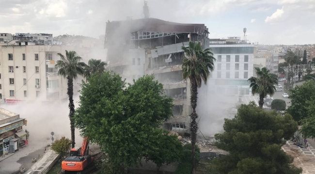 Şanlıurfa'da belediye binasının yıkım anı kamerada