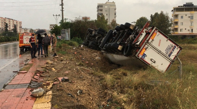 Şiddetli yağmurda kontrolden çıkan tır elektrik direğine çarparak devrildi