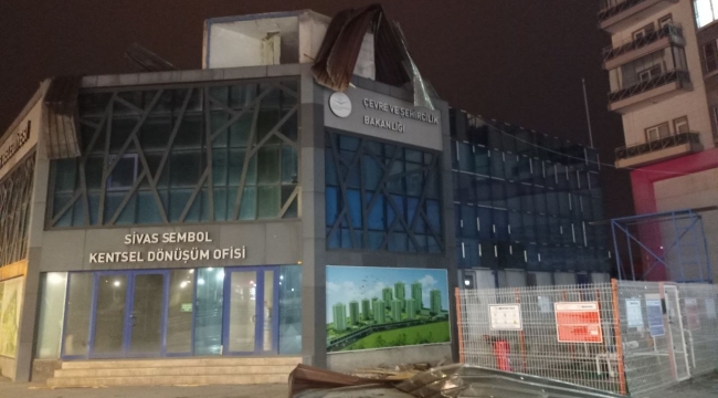 Sivas'ta fırtına çatıları uçurdu, araçlara zarar verdi
