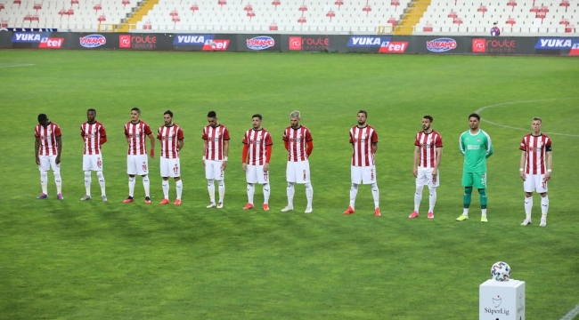 Sivasspor'da ceza sınırındaki futbolcular kart görmedi