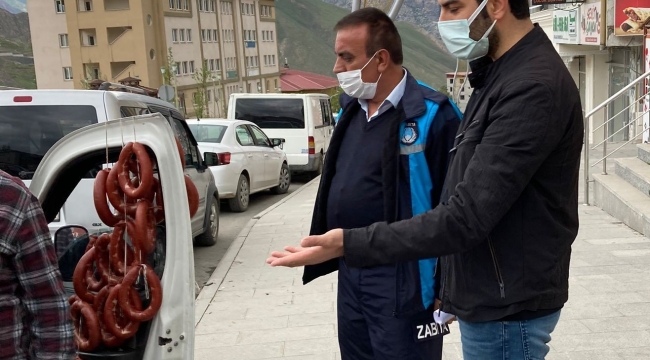 Sucuk satan işportacı il dışına çıkartıldı