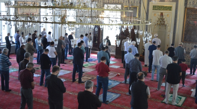 Tam kapanma gölgesinde Ramazan-ı Şerif'in son cuma namazı kılındı