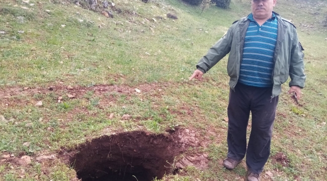 Tarlada oluşan 10 metrelik çukur vatandaşları tedirgin etti