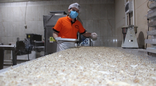 Tatlıcılar koronavirüs gölgesinde bayram mesaisine başladı