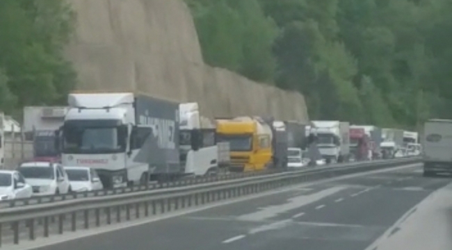 Tır kanala devrildi, Bursa-Ankara karayolu trafiğe kapandı