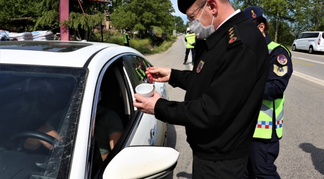 Trafik Haftası'nda jandarma ekipleri, sürücüleri bilgilendirdi