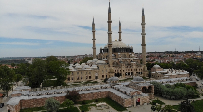 Türk-İslam mimarisinin gözbebeğinde Ramazan-ı Şerif'in son cuma namazı kılındı